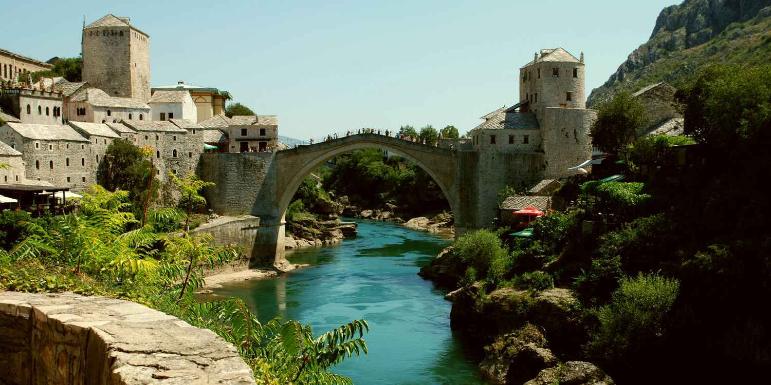 Пешеходный арочный мост через реку Неретву в городе Мостаре